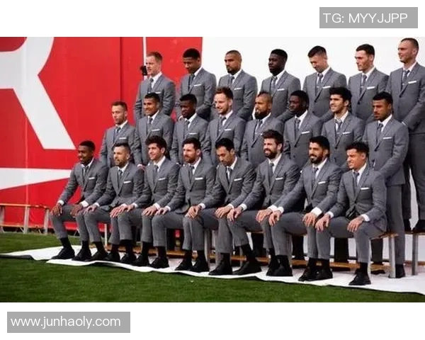 足球明星携手转场瞬间定格精彩时刻的合拍图片展示